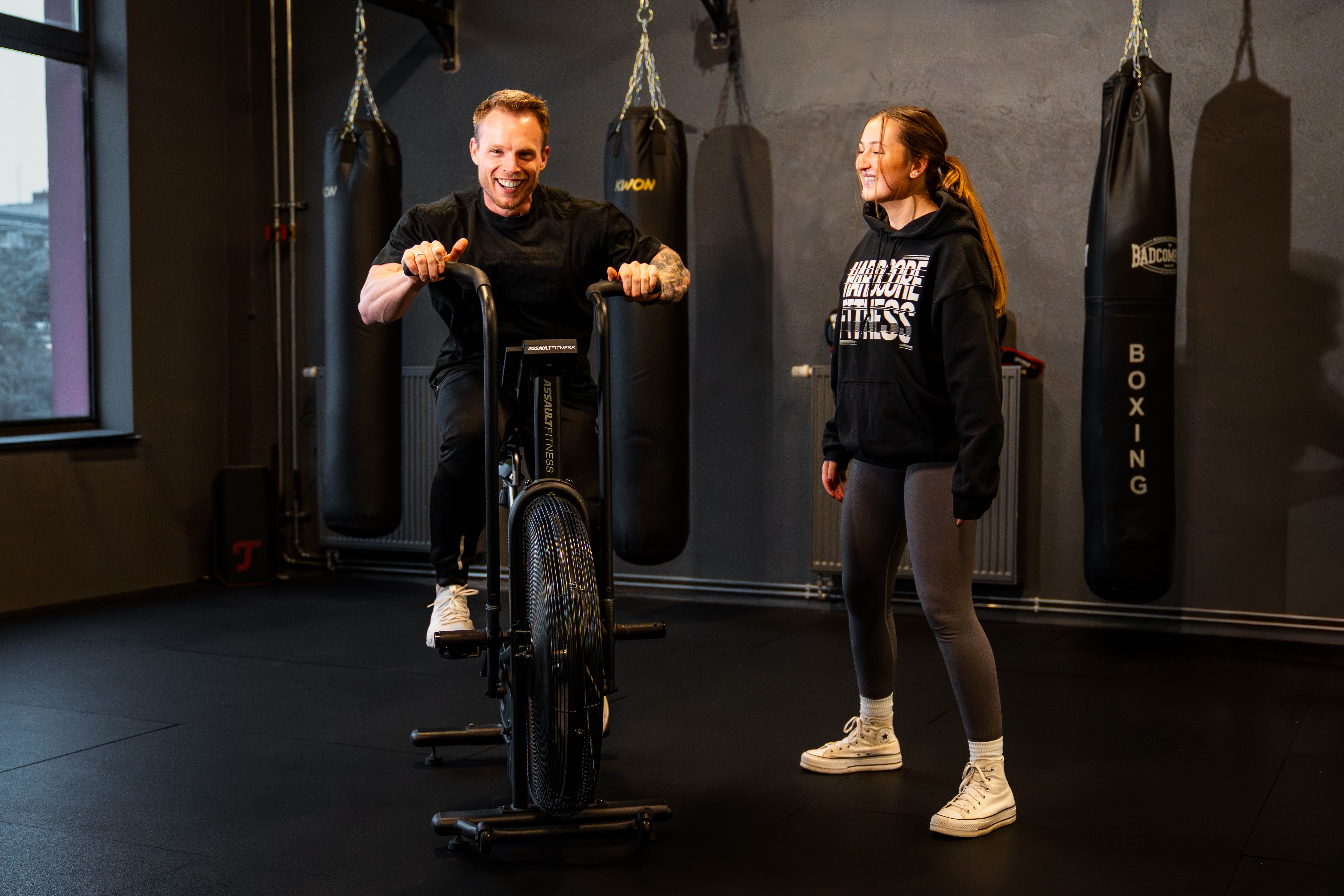 Cardio-Training auf dem Assault Bike mit Coach-Begleitung