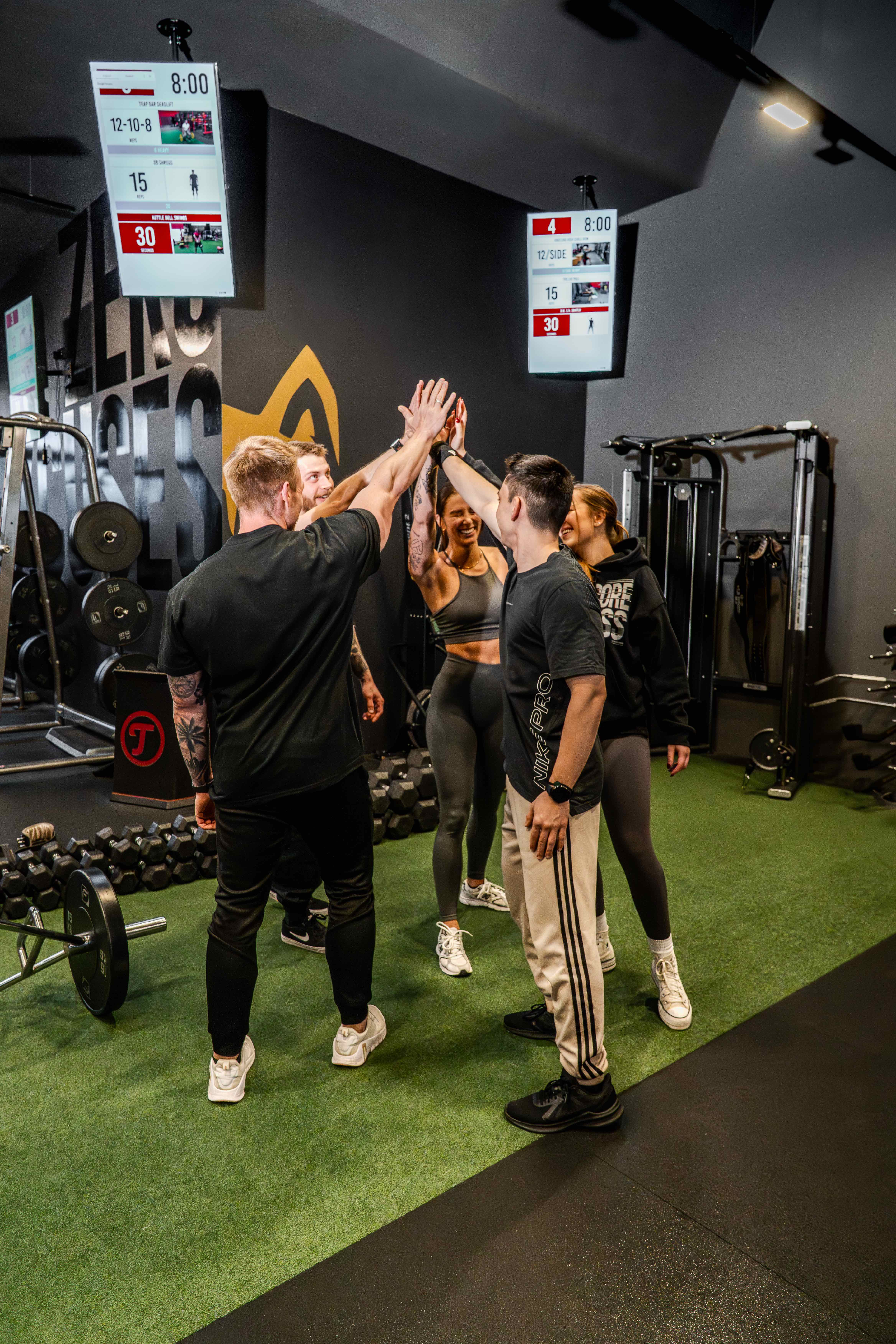 Trainingsgruppe feiert gemeinsam den Erfolg mit High-Five